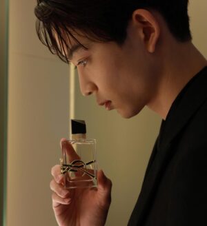 Jin Suzuki Instagram - .
@ysl  @yslbeauty 

YSLのロゴが横に大きく施されたボトルはインテリアとしても使えるくらいお洒落なデザイン。
そして男女共に使える香り。

#リブレ #LIBRE