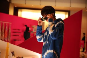 Jin Suzuki Instagram - .
louis vuittonの展覧会「SEE LV」
7/8〜8/21
東京ミッドタウンの芝生広場にて開催！

 #SEELV #LOUISVUITTON
#LVFashion