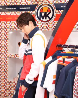 Jin Suzuki Instagram - .
@michaelkors × @ellesse 

MichaelKorsとスポーツウェアブランドellesseが
コラボしたカプセルコレクション！
MichaelKors銀座店でポップアップショップを
6月21日まで開催中！

#Doubles 
#MKxellesse 
#mkpartner 
#マイケルコース
