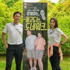 Jin Tae-hyeon Instagram - 아웃도어 브랜드 모델 부부 👍🏾
우린 러닝 운동 사랑 나눔 모든게 찐입니다 
우리 부부는 진정성없음 시체입니다 🔥🔥
대충하는 포장같은거 안함 
다 찐으로 함 😆👍🏾😮⚡️⭐️🔥

#모델의의무 
이 사진도 내가 캡쳐해서 내가 올림 👍🏾
ㅋㅋㅋㅋㅋㅋㅋㅋㅋㅋㅋㅋㅋㅋㅋㅋㅋㅋ
아무도 시키지 않음 내가 다 함 
자본주의 비지니스를 초월 격파했음 

#럽스타그램 #부부스타그램 #부부모델 #아웃도어