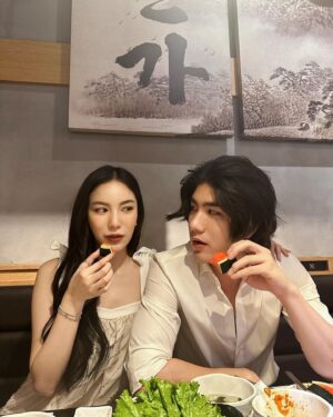 Jirakit Thawornwong Instagram - จะปีใหม่แล้ว ขอเกิดเป็นลูกคนเดียวได้ไหม

มาเลี้ยงข้าวพี่สาวครับ 👦🏻👩🏻