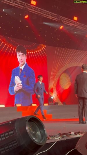 Jiravich Pongpaijit Instagram - รางวัล Of the year 🇹🇭 การสร้างคนในปี2023
สัญญาจะพัฒนาตัวเองขึ้นไปอีกในปี2024นี้ครับ
 ทั้งการวางแผนการเงิน สุขภาพ และการดูแลลูกค้าด้วยความซื่อสัตย์ ขอขอบคุณครอบครัว และลูกค้าที่สนับสนุนฮัทเสมอมาครับ 🙏🏻☺️🤍