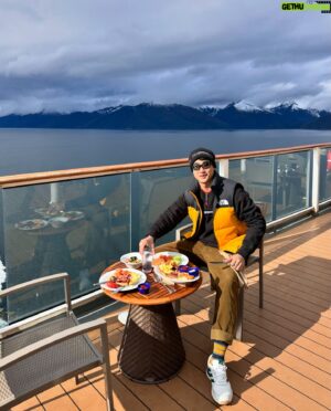 Jiravich Pongpaijit Instagram - 🛳️ Day3 เรือล่องมาถึง Alaska🇺🇸 แล้วเดี๋ยวจะจอดตามเมืองต่างๆ
อยากกินปูอลาสก้าของแทร่แล้ว 🦀 😝  #celebritysolstice