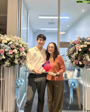 Jiravich Pongpaijit Instagram - เชิญคุณแม่มาแสดงความยินดี ถ่ายรูปคู่กันกับห้องทำงานใหม่☺️🤍