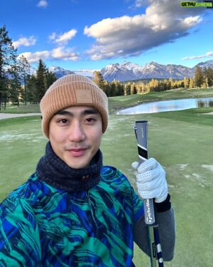Jiravich Pongpaijit Instagram - Canadream 🇨🇦 อีกความฝันของนักกอล์ฟ ได้มาตีสนามที่สวยงามล้อมรอบด้วยธรรมชาติ หุบเขา สายน้ำ ป่า สัตว์ต่างๆ ใน #banffnationalpark ประทับจิตสุดๆ 😌🤍🦌🌈 
รีบทำตามความฝันอย่าปล่อยให้เวลาล่วงเลยไปจนในที่สุดไม่ได้ทำ⛰️
#banffspringgolfcourse  #golflife