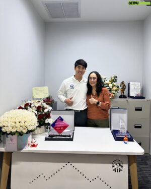 Jiravich Pongpaijit Instagram - เชิญคุณแม่มาแสดงความยินดี ถ่ายรูปคู่กันกับห้องทำงานใหม่☺️🤍