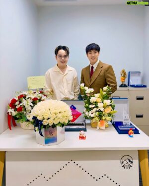 Jiravich Pongpaijit Instagram - ขอบคุณพี่ 1 สุริยน ที่ให้เกียรติมาตัดริบบิ้นในงานเปิดสำนักงานใหม่ของฮัทนะครับ 🙏🏻☺️🤍