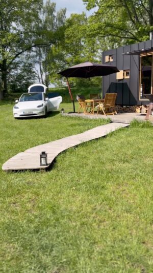 Jiřina Daňhelová Instagram - V každým z nás je kousek Hobita toužícího po bezpečný chaloupce na konci světa. 
Dva rybníky jsou jen jedna z kouzelných možností. 🤍

@hideandseek_houses 
@teslicka.cz
