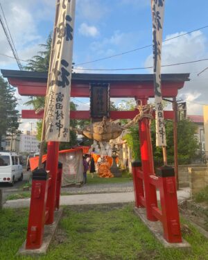 Jiro Instagram - 稲荷神社の宵宮へ。
うんちの打ち上げ花火を買ってやってみました。
すぽーん！と打ち上がり、うんちが落ちてきます。
何色のうんちが落ちてくるかはやってみるまでわからないそうです。興味のある方は是非。ちなみに僕は茶色でした。