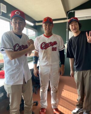 Jiro Instagram - 始球式前に40球投げ込んで肩ぶっ壊れ。
でも東出コーチにサインもらって田村選手にもサインもらって内田湘大選手にグローブもらったから大勝ち。