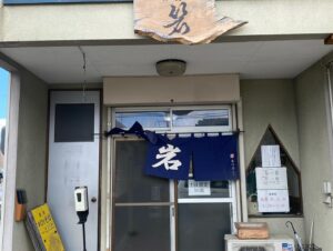 Jiro Instagram - またしばらく弘前いた。
初めて行ったお店は岩とTOP。

岩(月火水のみのストロング店)
まわり道文庫　弘前駅前店 (本買いなさい)
喫茶店TOP (愛煙家集まれ。お姉さんいい声)
シド亭　(ステーキ出てくるスピード最速)
一力　(母の実家)
かわしま(写真はチーズフライ)
だるまや(味噌ラーはいいよなぁ)
銀水(自転車込みで銀水。オムライスとざる中華)