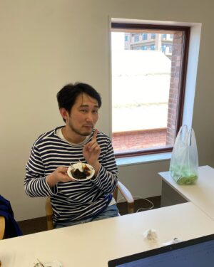 Jiro Instagram - 今年は随分弘前にいました。
なぞの番組「シソンヌのメガネトラック」は明日のお昼12時55分からテレビ東京です。まるっと2日間弘前周辺でロケ。ただ青森にテレビ東京はございあせん。何かしらで見れたらいいですね。
美術館で食べた戸田のくし餅をお裾分け。
