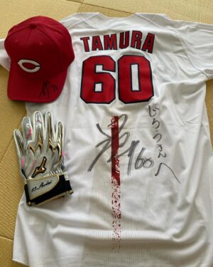 Jiro Instagram - 始球式前に40球投げ込んで肩ぶっ壊れ。
でも東出コーチにサインもらって田村選手にもサインもらって内田湘大選手にグローブもらったから大勝ち。