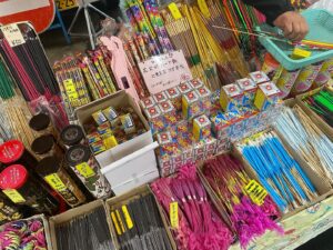 Jiro Instagram - どしゃ降りの中、弁天様の宵宮へ。
子供の頃から通ってるけどうちわ餅売ってるの知らなくて、おばあちゃんに何年前からやってるんですか？って聞いたら
「ひゃぐねん！」って言ってた。ビニールシートをほっかむりみたいにしてて可愛かった。
花火屋も寄った。市内の花火屋さん減ったよね。
また行きます。