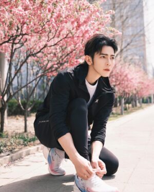 Jiro Wang Instagram - #🌸 🌸🌸珞櫻配色，元氣滿滿！春日氣息撲面而來嘿#🍃 🍃🍃#櫻花 @xtepofficial