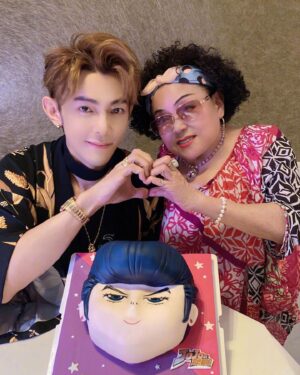 Jiro Wang Instagram - #生日快樂 #happybirthday #🎂 #happybirthday2023 #2023 今年的生日跟兩位老母達令和最愛的家人朋友們一起慶生🎉🎉🎉溫暖開心🥳
