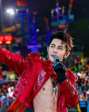 Jiro Wang Instagram - 風裡雨裡謝謝有你！🙏感恩大家風雨同行！真的開心能夠同聚同樂！謝謝你們的熱情❤️‍🔥支持！真的很神奇！連下幾天的豪雨彩排及出場前一刻都還是傾盆大雨！既然聽到你們的大喊！汪！東！城！的瞬間！立馬雨過天晴！太！神！奇！啦！感恩🙏感恩🙏讓我們有哪麼ㄧ個辣麼愉快的夜晚！尊嘟太讚👍啦！