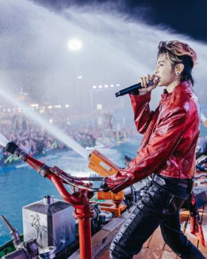 Jiro Wang Instagram - 風裡雨裡謝謝有你！🙏感恩大家風雨同行！真的開心能夠同聚同樂！謝謝你們的熱情❤️‍🔥支持！真的很神奇！連下幾天的豪雨彩排及出場前一刻都還是傾盆大雨！既然聽到你們的大喊！汪！東！城！的瞬間！立馬雨過天晴！太！神！奇！啦！感恩🙏感恩🙏讓我們有哪麼ㄧ個辣麼愉快的夜晚！尊嘟太讚👍啦！