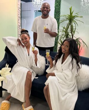 Jivanta Roberts Instagram - You guys this was the best day ever! Started off with an amazing meeting turned spa day! At the @insideoutrestorativespa 😭😩❤️😊 Recap vid soon! Special thanks to @randycbonds @kitapubdiva for taking care of Love ❤️ & @ashleycmeverett 
Then the day ended with the fam bam @donnellrawlings