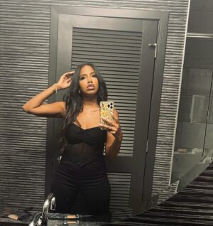 Jivanta Roberts Instagram - @cecred and @chanelkoi got me alllll the way together! Silk press lasted for 12 daaaaayys hunnnnny 💁🏽‍♀️💁🏽‍♀️💁🏽‍♀️ #beyonce #cecred