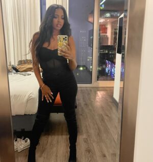 Jivanta Roberts Instagram - @cecred and @chanelkoi got me alllll the way together! Silk press lasted for 12 daaaaayys hunnnnny 💁🏽‍♀️💁🏽‍♀️💁🏽‍♀️ #beyonce #cecred