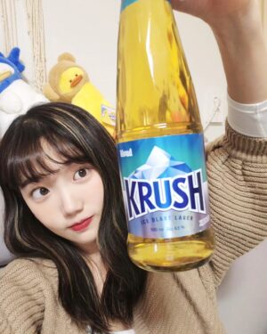 Jo Ah-young Instagram - #유료광고 @krush_beer 

갓 태어난 4세대 맥주라 그런지 기존 애들이랑은 다른 샴페인처럼 조밀한 탄산이 꽉 찬...❤️‍🔥
겨울에 나왔다고 하더니 병도 빙산처럼 시원시원 크리스탈커팅룩이당❄️
요즘 맥주 유목민이였는데 시원청량 크러시 너 나랑 롱런하쟈🍺 

크러시는 핫한 술집과 대형마트에서 만나볼 수 있어요! 

#크러시 #KRUSH #4세대맥주 #신상맥주   

※ 경고: 지나친 음주는 뇌졸중, 기억력 손상이나 치매를 유발합니다. 임신 중 음주는 기형아 출생위험을 높입니다.