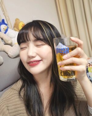Jo Ah-young Instagram - #유료광고 @krush_beer 

갓 태어난 4세대 맥주라 그런지 기존 애들이랑은 다른 샴페인처럼 조밀한 탄산이 꽉 찬...❤️‍🔥
겨울에 나왔다고 하더니 병도 빙산처럼 시원시원 크리스탈커팅룩이당❄️
요즘 맥주 유목민이였는데 시원청량 크러시 너 나랑 롱런하쟈🍺 

크러시는 핫한 술집과 대형마트에서 만나볼 수 있어요! 

#크러시 #KRUSH #4세대맥주 #신상맥주   

※ 경고: 지나친 음주는 뇌졸중, 기억력 손상이나 치매를 유발합니다. 임신 중 음주는 기형아 출생위험을 높입니다.