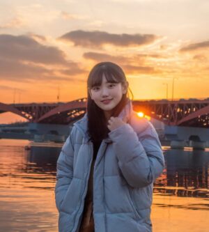 Jo Ah-young Instagram - 노을 이쁘다🌅 하니까 차라락 찍어주신 사진... 옷좀 이쁜거 입고갈껄... 금손 최고🫶