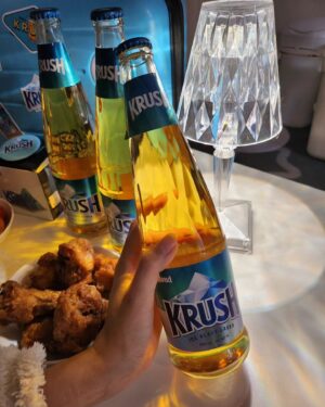 Jo Ah-young Instagram - #유료광고 @krush_beer 

갓 태어난 4세대 맥주라 그런지 기존 애들이랑은 다른 샴페인처럼 조밀한 탄산이 꽉 찬...❤️‍🔥
겨울에 나왔다고 하더니 병도 빙산처럼 시원시원 크리스탈커팅룩이당❄️
요즘 맥주 유목민이였는데 시원청량 크러시 너 나랑 롱런하쟈🍺 

크러시는 핫한 술집과 대형마트에서 만나볼 수 있어요! 

#크러시 #KRUSH #4세대맥주 #신상맥주   

※ 경고: 지나친 음주는 뇌졸중, 기억력 손상이나 치매를 유발합니다. 임신 중 음주는 기형아 출생위험을 높입니다.