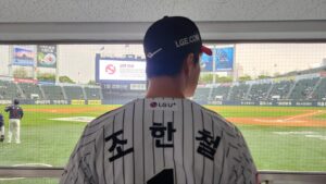 Jo Han-chul Instagram - #시구 #LG트윈스 #성덕 
시구는 망했지만 승요 획득 !