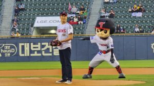 Jo Han-chul Instagram - #시구 #LG트윈스 #성덕 
시구는 망했지만 승요 획득 !