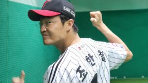 Jo Han-chul Instagram - #시구 #LG트윈스 #성덕 
시구는 망했지만 승요 획득 !