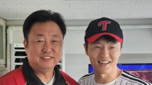 Jo Han-chul Instagram - #시구 #LG트윈스 #성덕 
시구는 망했지만 승요 획득 !
