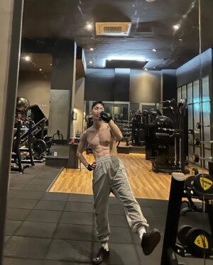 Jo Kwon Instagram - 합성아님^^ 

진우형이랑도 어느덧 10년.
오늘 이곳 기븐에서의 마지막 운동자.
형의 새로운 출발을 같이 응원해요💪🏻

NEW GIVN
@givn_jinwoo 
@givn_official 
@givn_pilates