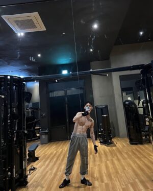 Jo Kwon Instagram - 합성아님^^ 

진우형이랑도 어느덧 10년.
오늘 이곳 기븐에서의 마지막 운동자.
형의 새로운 출발을 같이 응원해요💪🏻

NEW GIVN
@givn_jinwoo 
@givn_official 
@givn_pilates