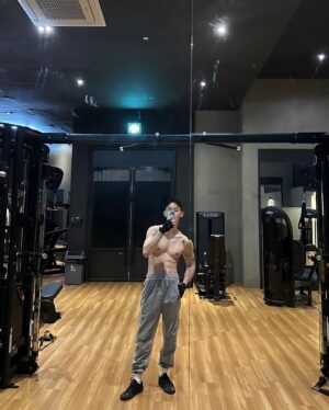 Jo Kwon Instagram - 합성아님^^ 

진우형이랑도 어느덧 10년.
오늘 이곳 기븐에서의 마지막 운동자.
형의 새로운 출발을 같이 응원해요💪🏻

NEW GIVN
@givn_jinwoo 
@givn_official 
@givn_pilates