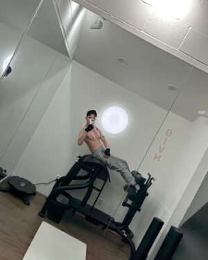 Jo Kwon Instagram - 합성아님^^ 

진우형이랑도 어느덧 10년.
오늘 이곳 기븐에서의 마지막 운동자.
형의 새로운 출발을 같이 응원해요💪🏻

NEW GIVN
@givn_jinwoo 
@givn_official 
@givn_pilates