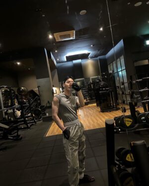 Jo Kwon Instagram - 합성아님^^ 

진우형이랑도 어느덧 10년.
오늘 이곳 기븐에서의 마지막 운동자.
형의 새로운 출발을 같이 응원해요💪🏻

NEW GIVN
@givn_jinwoo 
@givn_official 
@givn_pilates