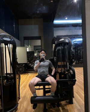 Jo Kwon Instagram - 합성아님^^ 

진우형이랑도 어느덧 10년.
오늘 이곳 기븐에서의 마지막 운동자.
형의 새로운 출발을 같이 응원해요💪🏻

NEW GIVN
@givn_jinwoo 
@givn_official 
@givn_pilates