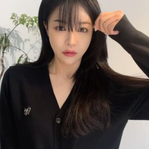 Jo Yoo-jin Instagram - #GENERALIDEA 

내가 딱 좋아하는 미니멀한 디자인에 
어떤 룩에 걸쳐도 소화가능한 제네럴아이디어 가디건 🖤 
로고 메탈 패치로 뽀인트 잡아주고 컬러도 다양해서 
취향대로 하나 겟하면 좋을듯 🖤 

3/1 ~ 14일까지 현대백화점 판교점에서 
팝업스토어를 진행한다고 하니 달려가봐요 🖤 

@generalidea_official

#제너럴아이디어 #제너럴아이디어 가디건
#가디건추천 #여자가디건 #데일리룩 #가디건코디