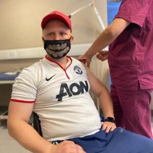 Joakim Skarli Instagram - Finally double jabbed 💉 ! Great to be fully vaccinated 😄I promise it’s a smile under that mask 😷Thanks again for moral support & photo 📸 @israelruiz74 #covid #actor #nhs