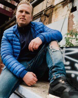 Joakim Skarli Instagram - Happy Friday peepz🤩 Take care of each other and especially in the Xmas holidays 🎅🏼 🙌🏻 #Tgif #Actor Photo 📸 by @k3vm50