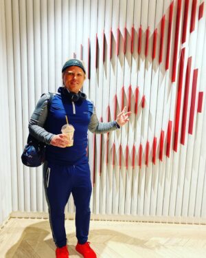 Joakim Skarli Instagram - Just a lovely day in the “Office” 😅🚴🥤 @onepeloton   @joeandthejuice = Good Vibes #actorslife