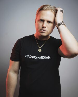 Joakim Skarli Instagram - {As an actor and model the skin needs to stay great} Great to feel Cool 🔥😎 Swipe to see products 👉🏼@badnorwegian 🇳🇴 🧔🏼🪒👕 [Photos by @jjy_media 📸] #BadNorwegian #advertising #actor #modeling #scandinaviandesign