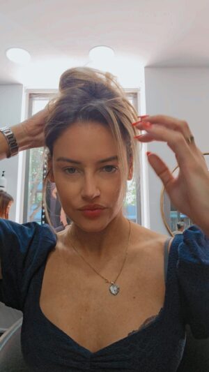 Joana Alvarenga Instagram - Quando tu e o teu hairstylist se juntam a dançar o cavalinho, para fazerem uma MUDANÇA 🙊🙊🙊
CONFIANÇA É TUDOOOOO 💗💗💗
@hair_stylist_nuno_de_oliveira_ 
#cavalinho #pedrosampaio #viral #fy #hairstyle #hair