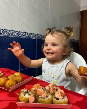 Joana Vieira Instagram - Espelho…espelho meu…há alguma “ladra” de sushi mais fofa do que eu? 🥰🍣🍱 

#sushiathome #sushi #homesweetsushi