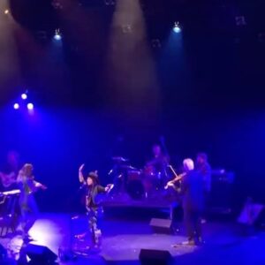 Joanie Charron Instagram - Avis aux diffuseurs : Si vous avez aimé, venez nous voir samedi au kiosque D-7 de la salle contact avec l’équipe de @49.parallele 

Merci à @reseau_ontario pour cette belle soirée, vous avez une équipe fantastique 
On espère vraiment vous voir partout en Ontario🤠#contactontarois #co2024 

Joanie et Marie-Soleil