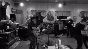 Joanie Charron Instagram - Des soirées qui font du bien à l’âme,
le party était pogné dans la cabane ,
Merci mille fois, des gens de coeur comme on aime 🫶🏻
