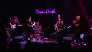 Joanie Charron Instagram - DERNIER SHOW de l’année 
Une année pleine de country !!!!!
On vous souhaite beaucoup d’amour et de douceur dans vos festivités 
En espérant pogner un gros Sugar Crush avec vous en 2024 

#ukulele #onfr #musique #country #show
@kevindaoust.gtr