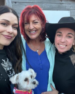 Joanie Charron Instagram - SAINT-TITE,c’était incroyable de chanter nos chansons devant vous
Merci mille fois Manon Bédard, on t’aime tant 🫶🏻

@fwst_officiel @provostmariesoleil @49.parallele @purcomofficiel @manon.bedardperso #sttite#festival #ukulele #music #country #festivalcountry #onfr #festivalsttite